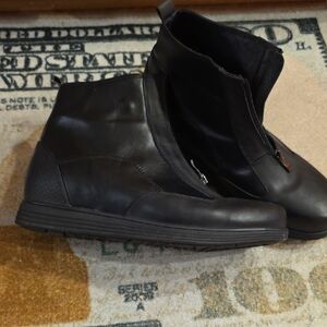Sleek Black Leather Men's Boots